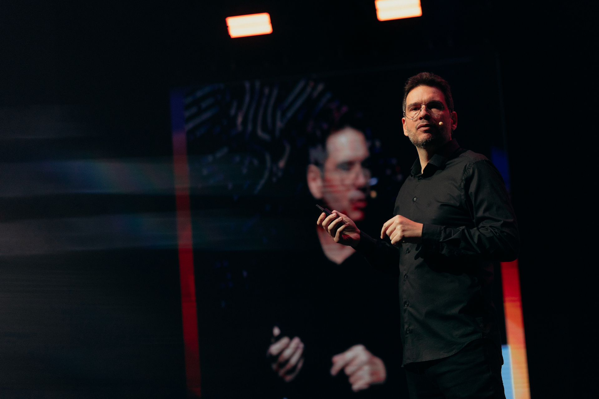 Fernando Palacios palestrando para 3.000 pessoas no ONM 2025