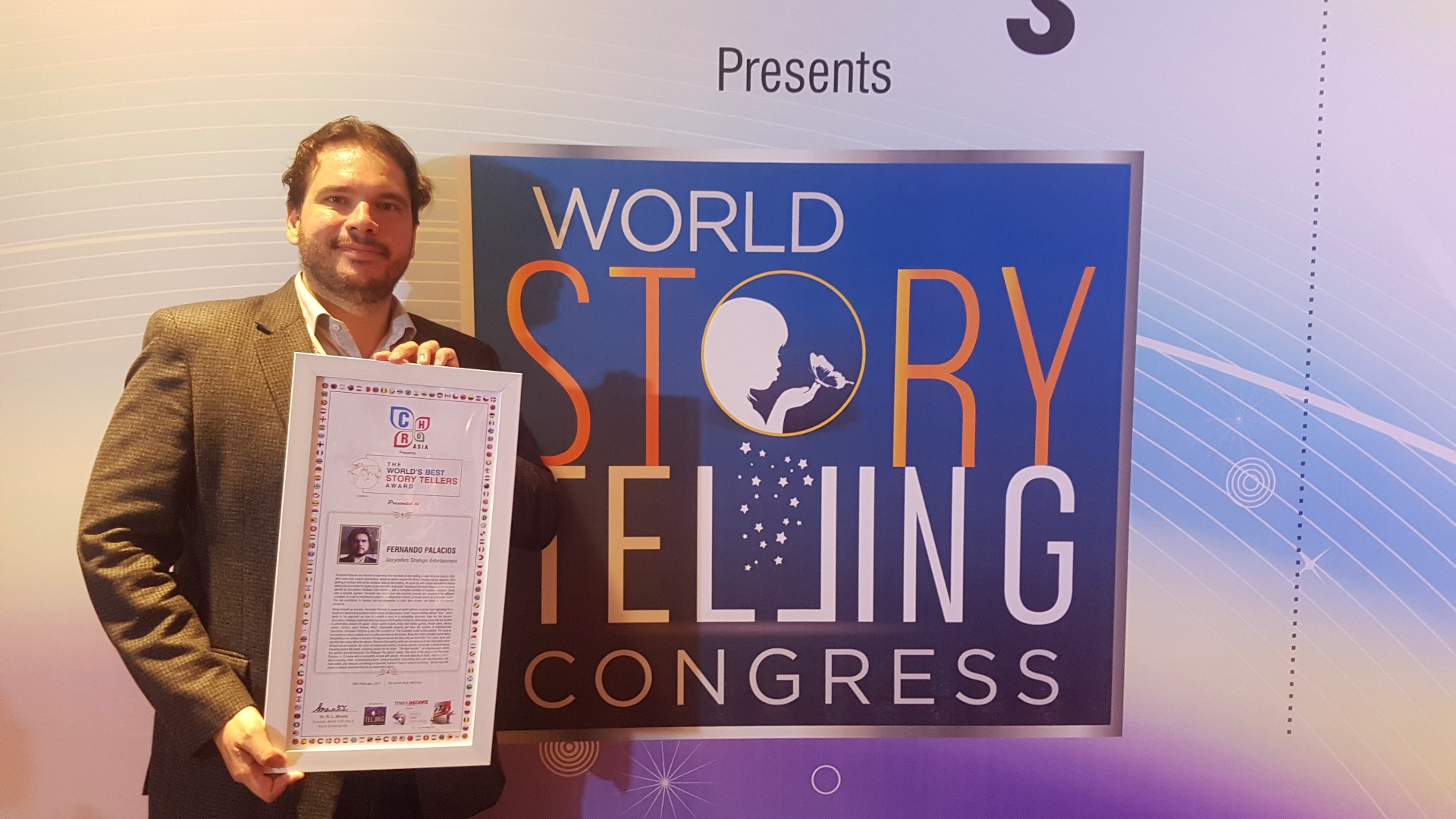 Fernando Palacios com prêmio World's Best Storyteller